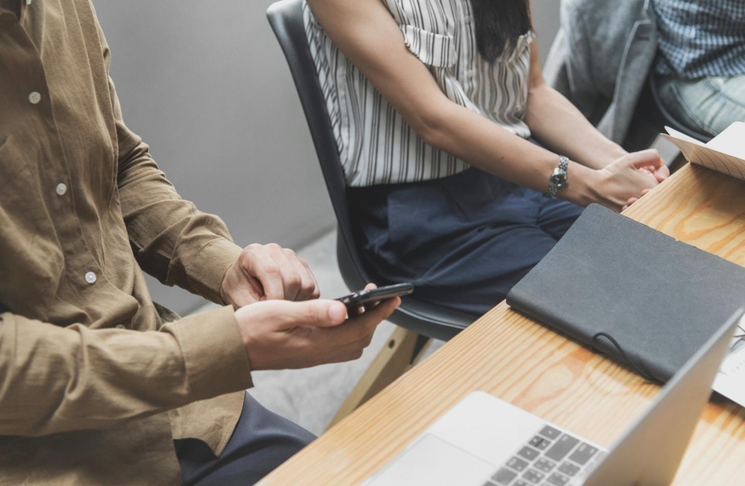 Espacio de trabajo con análisis financiero en pantalla